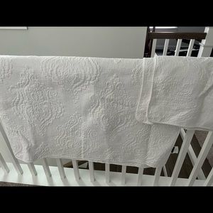 Like new white quilt and shams full size